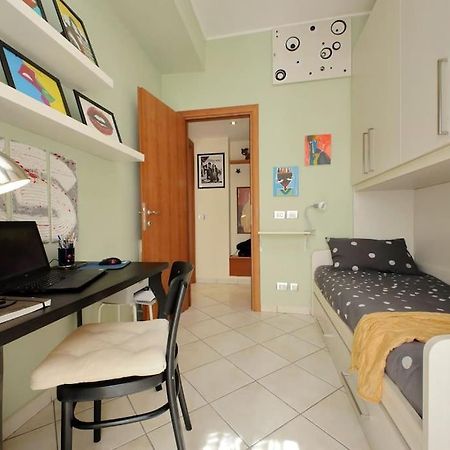 Relax Rome With 2 Balconies - 2 Bedroom Flat, 3Rd Floor With Lift, High Comfort, Quite, A Walk From Urban Train Station Gemelli And Metro A Stops Battistini & Cornelia Connecting To Center In 20 Minutes, 2 Steps From Bus Stop, Cycle Path, Groceries Exterior photo