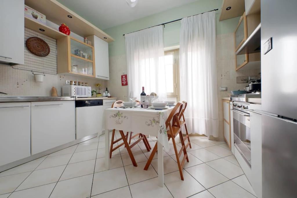 Relax Rome With 2 Balconies - 2 Bedroom Flat, 3Rd Floor With Lift, High Comfort, Quite, A Walk From Urban Train Station Gemelli And Metro A Stops Battistini & Cornelia Connecting To Center In 20 Minutes, 2 Steps From Bus Stop, Cycle Path, Groceries Exterior photo
