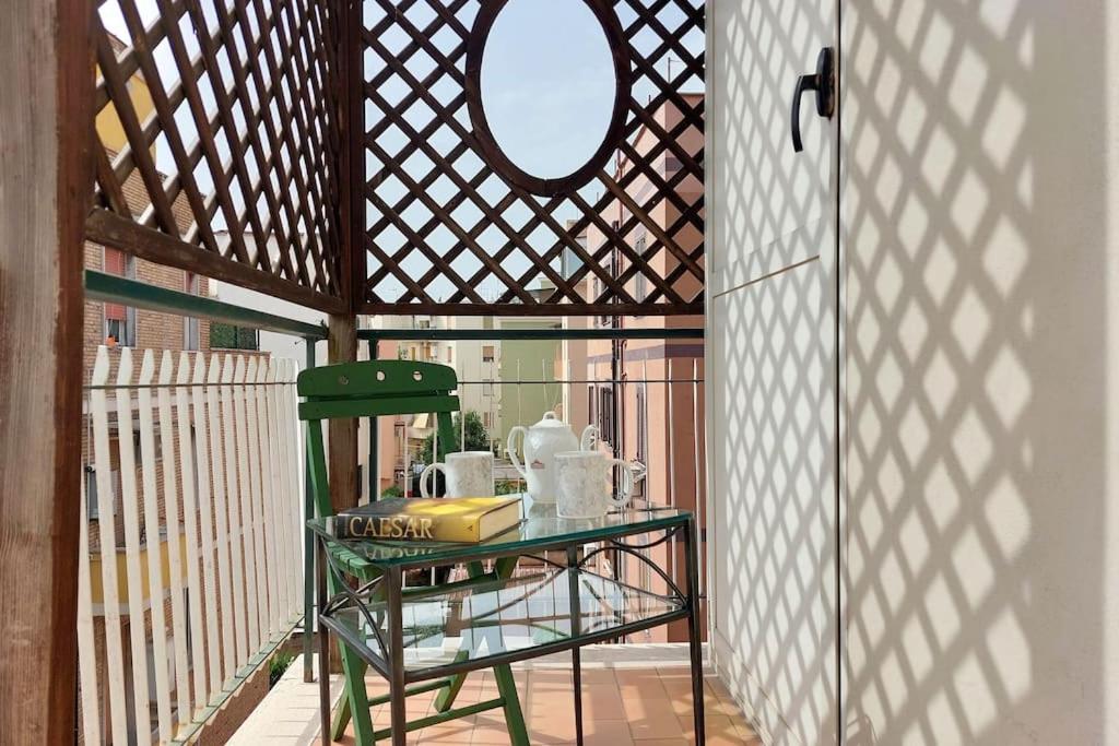 Relax Rome With 2 Balconies - 2 Bedroom Flat, 3Rd Floor With Lift, High Comfort, Quite, A Walk From Urban Train Station Gemelli And Metro A Stops Battistini & Cornelia Connecting To Center In 20 Minutes, 2 Steps From Bus Stop, Cycle Path, Groceries Exterior photo