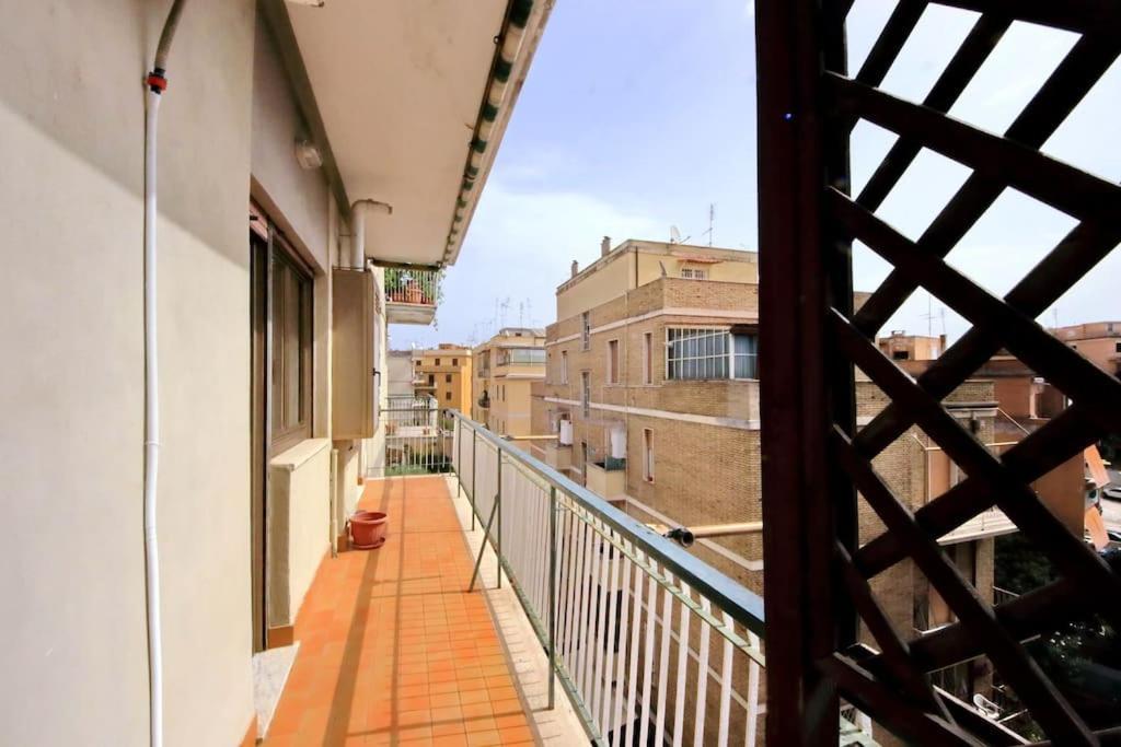 Relax Rome With 2 Balconies - 2 Bedroom Flat, 3Rd Floor With Lift, High Comfort, Quite, A Walk From Urban Train Station Gemelli And Metro A Stops Battistini & Cornelia Connecting To Center In 20 Minutes, 2 Steps From Bus Stop, Cycle Path, Groceries Exterior photo